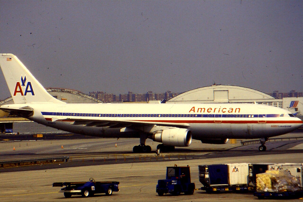 Airbus A300-600 commercial airliner