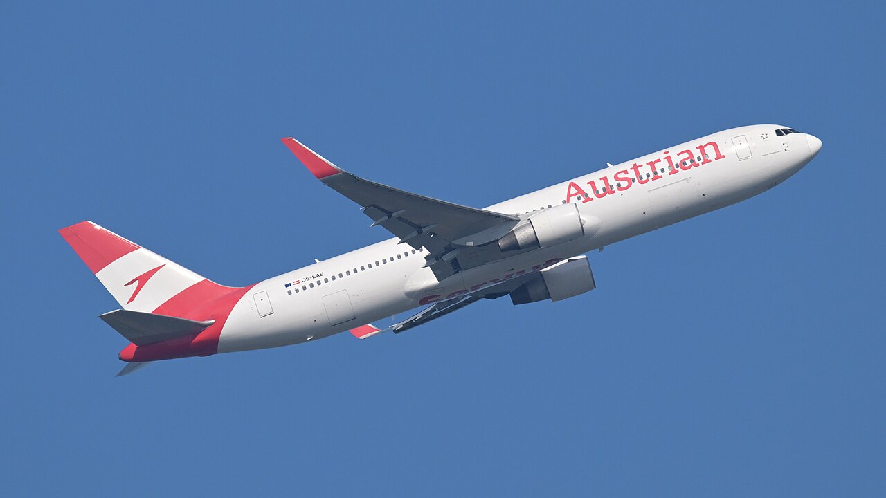 G-BNWM (Boeing 767-300ER)