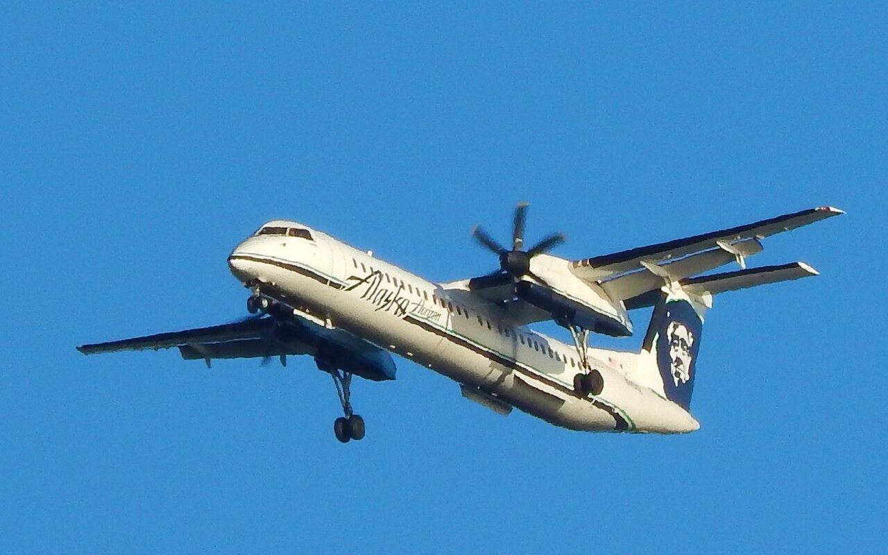 LX-LGG (De Havilland Canada Dash 8-400)